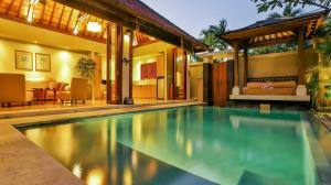 Der Swimmingpool an oder in der Nähe von DISINI Luxury Spa Villas-CHSE Certified