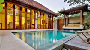 Der Swimmingpool an oder in der Nähe von DISINI Luxury Spa Villas-CHSE Certified