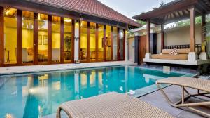 Der Swimmingpool an oder in der Nähe von DISINI Luxury Spa Villas-CHSE Certified