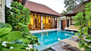Der Swimmingpool an oder in der Nähe von DISINI Luxury Spa Villas-CHSE Certified