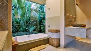 Ein Badezimmer in der Unterkunft DISINI Luxury Spa Villas-CHSE Certified
