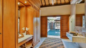 Der Swimmingpool an oder in der Nähe von DISINI Luxury Spa Villas-CHSE Certified