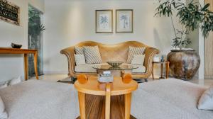 Ein Sitzbereich in der Unterkunft DISINI Luxury Spa Villas-CHSE Certified