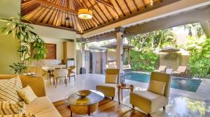 Ein Sitzbereich in der Unterkunft DISINI Luxury Spa Villas-CHSE Certified