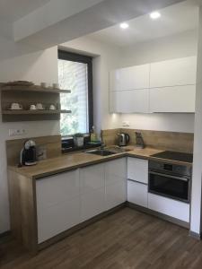 A kitchen or kitchenette at Apartmán Lomnička - Tatranská Lomnica - Krásny výhľad na Vysoké Tatry