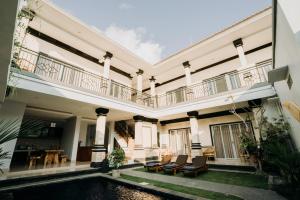 Cette maison dispose d'une piscine et d'un balcon. dans l'établissement Nova Guest House, à Canggu