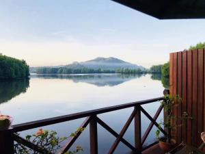 een uitzicht op een meer met een berg in de verte bij gayang friendly water house homestay in Kota Kinabalu