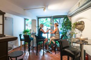 two women sitting at a table in a room at Schulmeisterhaus in Naumburg