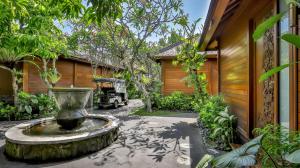 einen Brunnen im Innenhof eines Hauses in der Unterkunft DISINI Luxury Spa Villas-CHSE Certified in Seminyak