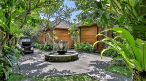 Ein Garten an der Unterkunft DISINI Luxury Spa Villas-CHSE Certified