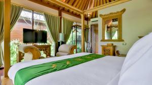Ein Bett oder Betten in einem Zimmer der Unterkunft DISINI Luxury Spa Villas-CHSE Certified