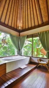 Ein Garten an der Unterkunft DISINI Luxury Spa Villas-CHSE Certified