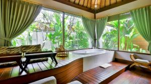 Ein Garten an der Unterkunft DISINI Luxury Spa Villas-CHSE Certified