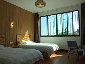 Кровать или кровати в номере Yunhe Titian Fengyin Inn