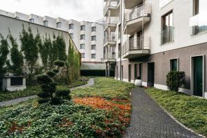 una pasarela frente a un edificio de apartamentos en Wawel Apartments by LoftAffair, en Cracovia