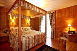 Hotel Boton D'Or & Wellness a La Thuile客房内的一张或多张床位