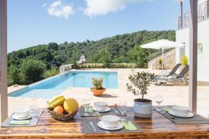 A piscina localizada em Villa Venetia Corfu ou nos arredores