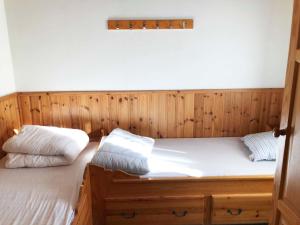 Letto o letti in una camera di First Camp Enåbadet - Rättvik