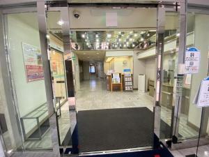 winda w budynku z otwartymi drzwiami w obiekcie Hotel 1-2-3 Kokura w mieście Kitakyushu