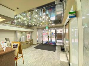 un vestíbulo de una tienda con puerta de cristal en Hotel 1-2-3 Kokura, en Kitakyushu