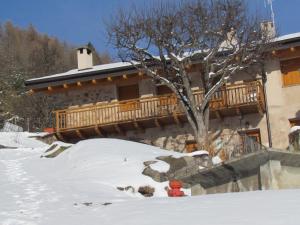 GraunoにあるAgritur Maso Bornieの雪中消火器付きの家