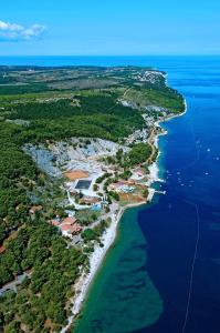 una vista aérea de una isla en el océano en Apartments Kanegra Plava Laguna, en Umag