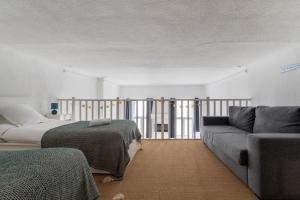 sala de estar con sofá y cama en NOCNOC- L'Escale, en Marsella