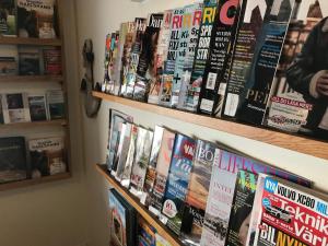 Un mucchio di libri sono su uno scaffale di Port Hotel a Karlshamn Altre 37 foto