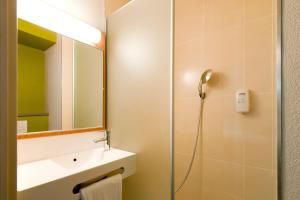 Koupelna v ubytování B&B HOTEL Lyon Sud États-Unis