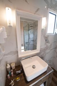 レフカダにあるVilla Verdeのバスルーム(白い洗面台、鏡付)