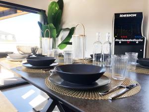 una mesa con tazones negros y platos en ella en Casa Rural Idesign en Villanueva de Ávila