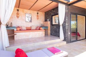 sala de estar con sofá en una habitación en Nirvana Lanzarote, en La Asomada