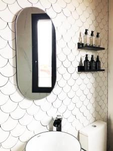 a bathroom with a mirror and a sink at Casa Rural Idesign in Villanueva de Ávila