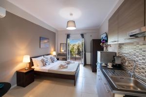 1 dormitorio pequeño con 1 cama y cocina en Villa Verde, en Lefkada