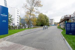 Hostia v ubytovaní Seaside Park Private Apartment by Noclegi Renters