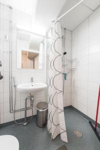 Vonios kambarys apgyvendinimo įstaigoje Forenom Aparthotel Espoo Leppävaara