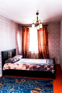 a bedroom with a bed and a window at Апартаменты Ленина, 30 in Lapshinskiy