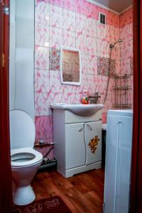 a pink bathroom with a toilet and a sink at Апартаменты Ленина, 30 in Lapshinskiy