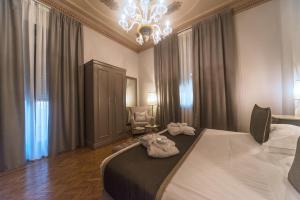 A bed or beds in a room at Hotel De La Ville