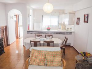 a kitchen and dining room with a table and chairs at Conilplus Duplex RIO ROCHE in Conil de la Frontera
