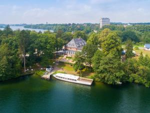 een luchtzicht op een boot op een rivier bij Lake House Plön in Plön