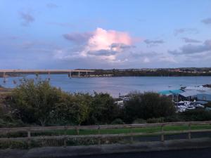 Una vista de un río con un puente al fondo. en Cleddau View, en Milford Haven