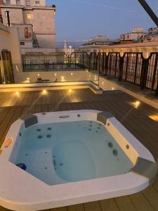 bañera de hidromasaje en la azotea de un edificio en Hotel Genova, en Roma