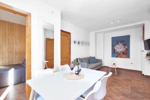 a living room with a white table and chairs at EnjoyGranada CARLOS CANO I in Granada