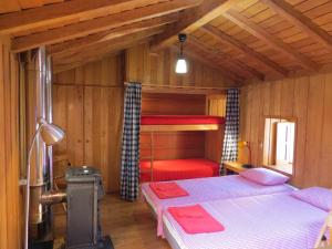 Restored, rustic and rural mini cottage in typical Portuguese village房間的上下舖