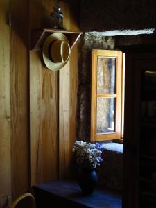 Cama o camas de una habitación en Restored, rustic and rural mini cottage in typical Portuguese village