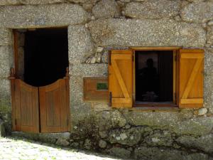 Una televisión o centro de entretenimiento en Restored, rustic and rural mini cottage in typical Portuguese village