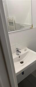 マテーラにあるCasa Papapietroのバスルーム(白い洗面台、鏡付)