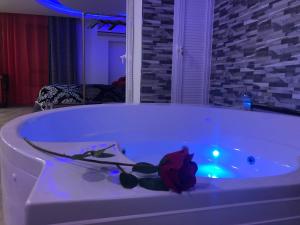 a white bath tub with a rose in the middle at Loft romántico in Algeciras