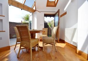 uma sala de jantar com uma mesa de madeira e cadeiras em The Loft, Angmering-On-Sea em East Preston